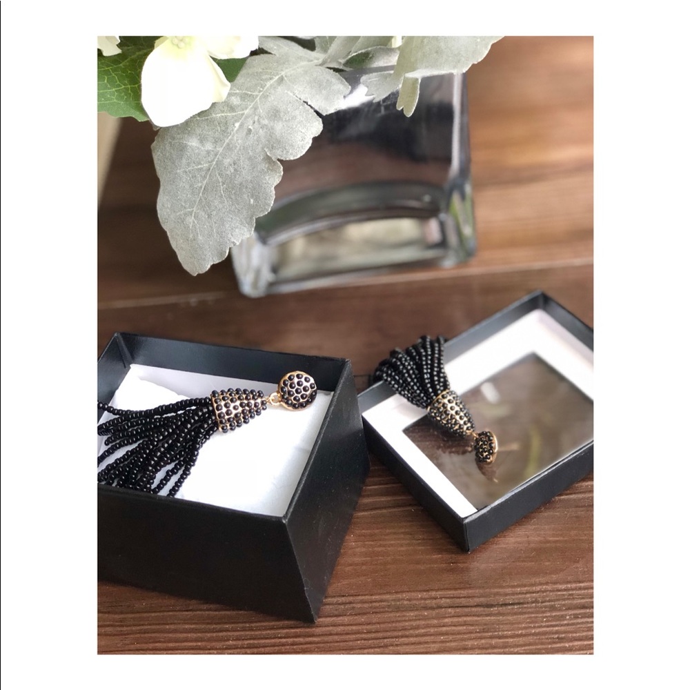 **𝐒𝐎𝐋𝐃** Beaded tassel earrings